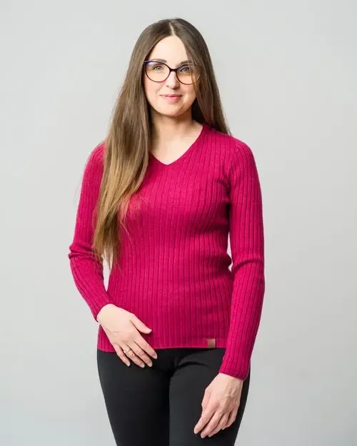 Raspberry V-neck sweater in ribbed knit
